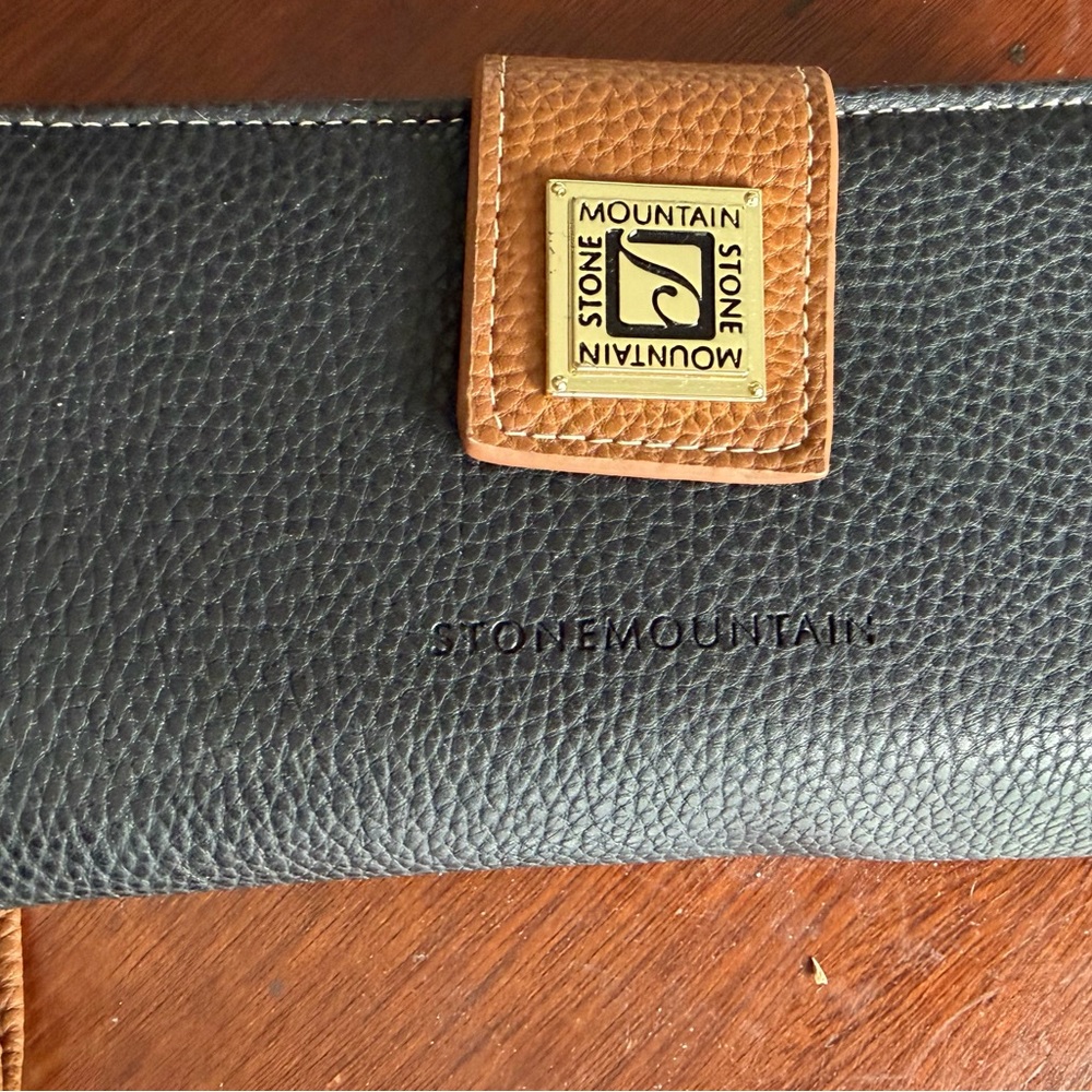 Stone Mountain Accessories Black and Tan Wallet